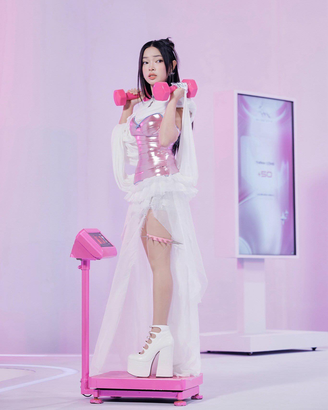 Châu Bùi &quot;chào sân&quot; Em Xinh &quot;Say Hi&quot; với loạt tạo hình nữ tính, nền nã. Cô nàng phá cách, tạo điểm nhấn ở phụ kiện ánh bạc, giày cao gót hầm hố.