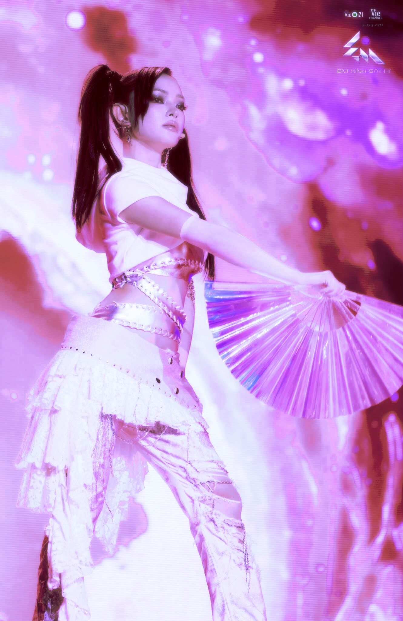 Châu Bùi &quot;chào sân&quot; Em Xinh &quot;Say Hi&quot; với loạt tạo hình nữ tính, nền nã. Cô nàng phá cách, tạo điểm nhấn ở phụ kiện ánh bạc, giày cao gót hầm hố.