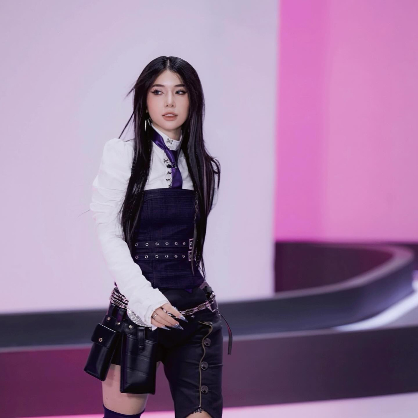 Công thức phối áo sơ mi phối cà vạt được Juky San, Cam, LyHan yêu thích.