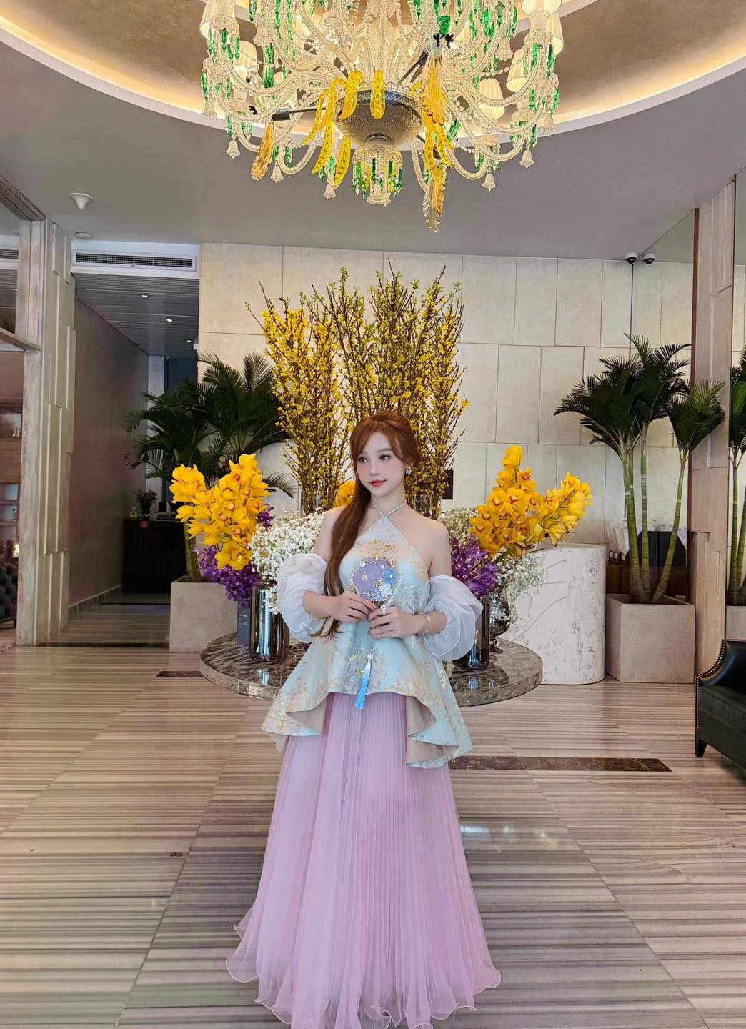 "Chị đẹp" Huyền Baby khoe nhan sắc trẻ trung ngày Tết. Nàng dâu hào môn diện áo yếm cùng chân váy bồng bềnh màu sắc ngọt ngào.