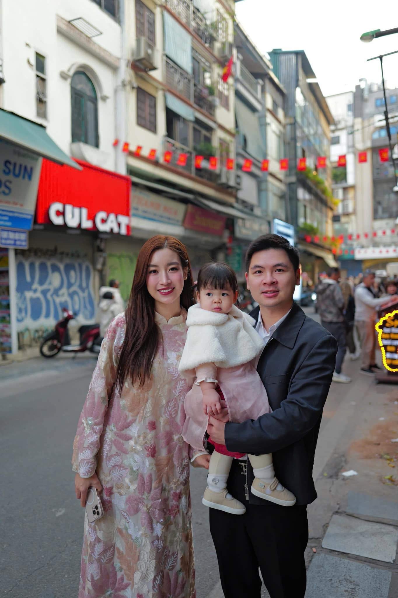 Đỗ Mỹ Linh đằm thắm trong các thiết kế áo dài họa tiết, tông màu hồng dịu dàng.