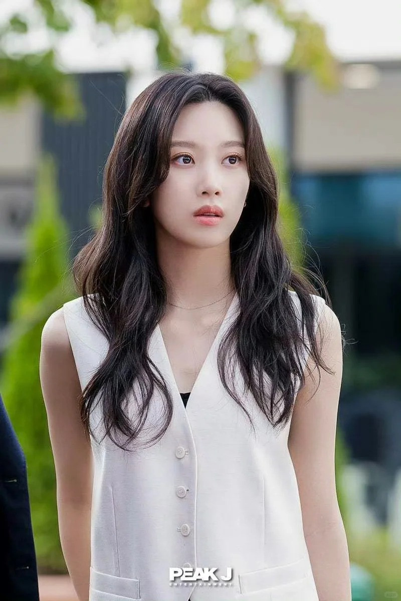 Moon Ga Young hoàn thiện vẻ ngoài trang nhã của nhân vật với lối trang điểm nhẹ nhàng, kiểu tóc xoăn gợn sóng và những món trang sức nhỏ nhắn, tinh tế. Moon Ga Young hoàn thiện vẻ ngoài trang nhã của nhân vật với lối trang điểm nhẹ nhàng, kiểu tóc xoăn gợn sóng và những món trang sức nhỏ nhắn, tinh tế.