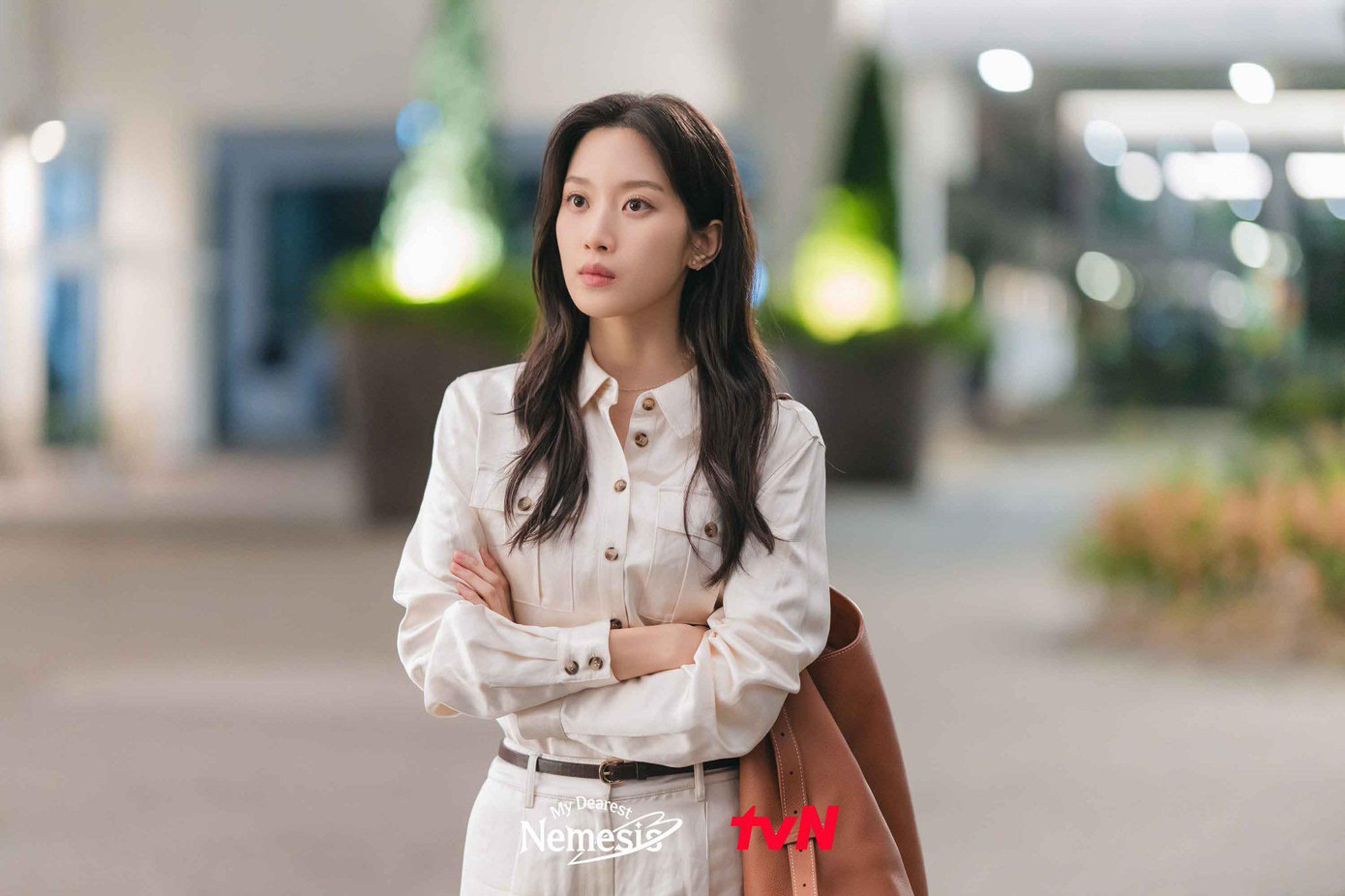 Nữ chính Baek Su Jeong do Moon Ga Young xuất hiện trong những phân cảnh đầu tiên của phim là người phụ nữ tự tin, bản lĩnh. Nữ chính Baek Su Jeong do Moon Ga Young xuất hiện trong những phân cảnh đầu tiên của phim là người phụ nữ tự tin, bản lĩnh.