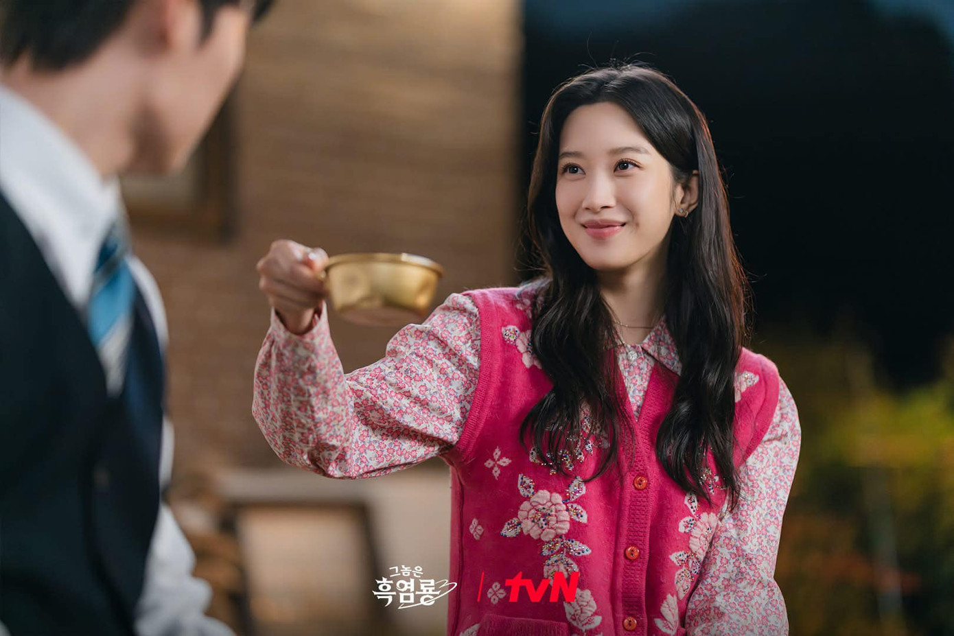 Moon Ga Young nhiều lần khiến các tín đồ thời trang trầm trồ về khả năng cân đồ cũng như sắc vóc "siêu thực" trong My Dearest Nemesis. Moon Ga Young nhiều lần khiến các tín đồ thời trang trầm trồ về khả năng cân đồ cũng như sắc vóc "siêu thực" trong My Dearest Nemesis.