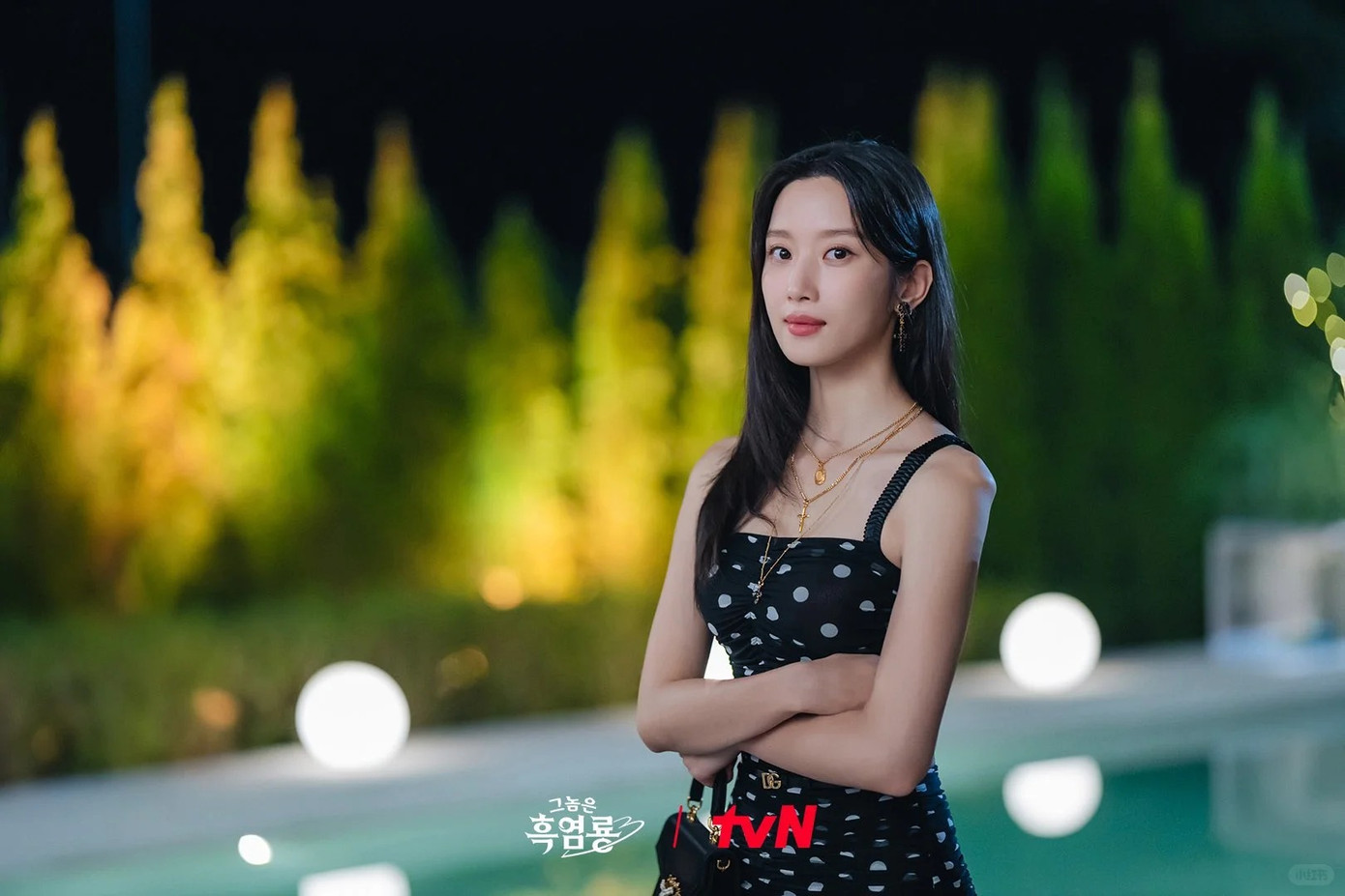 Moon Ga Young nhiều lần khiến các tín đồ thời trang trầm trồ về khả năng cân đồ cũng như sắc vóc "siêu thực" trong My Dearest Nemesis. Moon Ga Young nhiều lần khiến các tín đồ thời trang trầm trồ về khả năng cân đồ cũng như sắc vóc "siêu thực" trong My Dearest Nemesis.