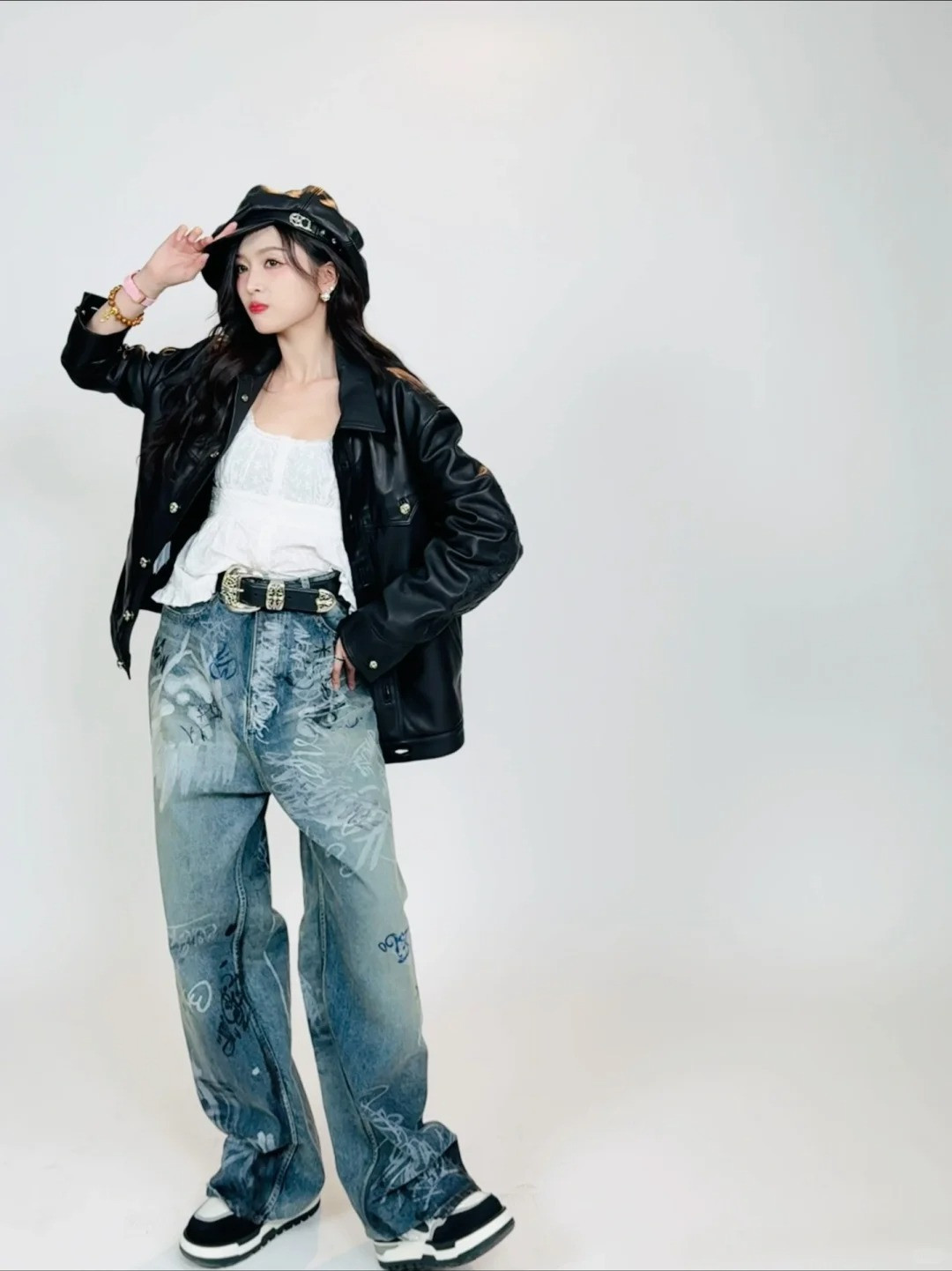 Ngoài đời, tỷ tỷ sinh năm 1995 chuộng cách ăn mặc năng động, cá tính có phần bụi bặm. Ngoài đời, tỷ tỷ sinh năm 1995 chuộng cách ăn mặc năng động, cá tính có phần bụi bặm.