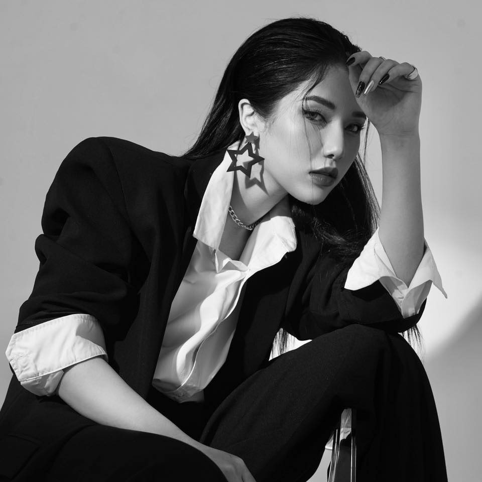 Những bản phối dạo phố cho thấy tân binh LyHan là tín đồ của phong cách darkwear pha trộn với văn hóa punk-gothic.