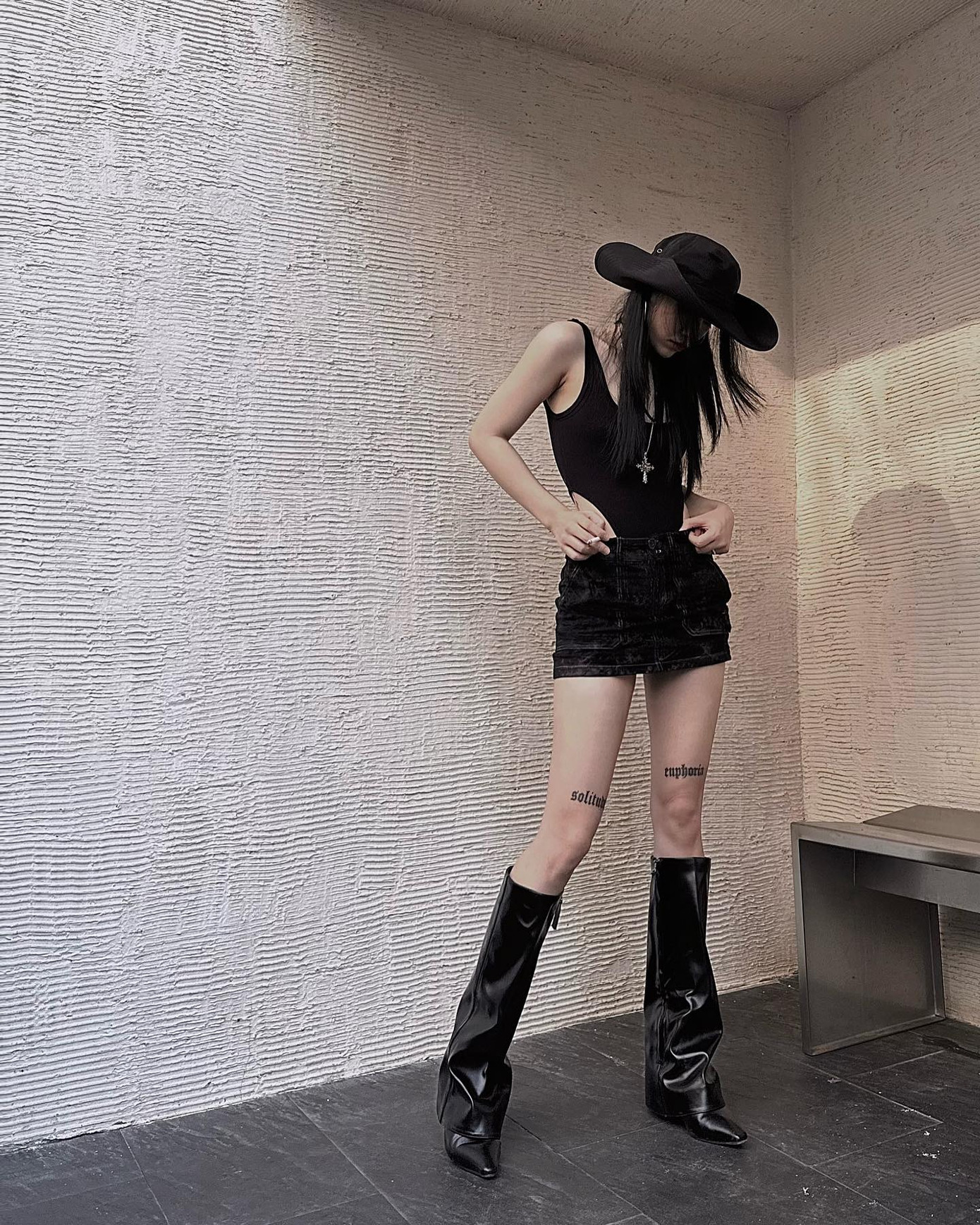 Những bản phối dạo phố cho thấy tân binh LyHan là tín đồ của phong cách darkwear pha trộn với văn hóa punk-gothic.