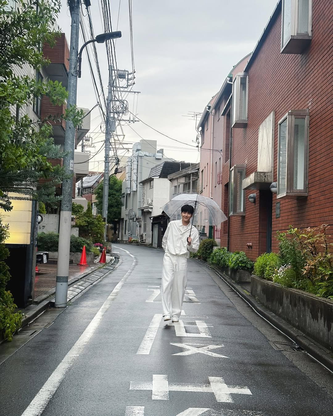 Kim Seon Ho có "giao diện" đời thường trẻ trung. Thời trang dạo phố của nam diễn viên phần lớn là các mẫu áo phông, sơ mi có gam màu tươi sáng. Kim Seon Ho có "giao diện" đời thường trẻ trung. Thời trang dạo phố của nam diễn viên phần lớn là các mẫu áo phông, sơ mi có gam màu tươi sáng.