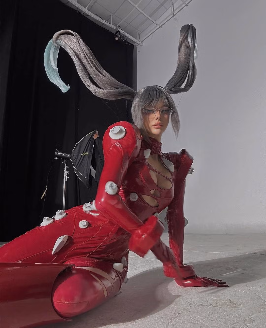 Phong cách của Lim Feng pha trộn giữa street wear, cyber punk, hơi hướng tương lai ở thập niên 90 kết hợp với yếu tố công nghệ.