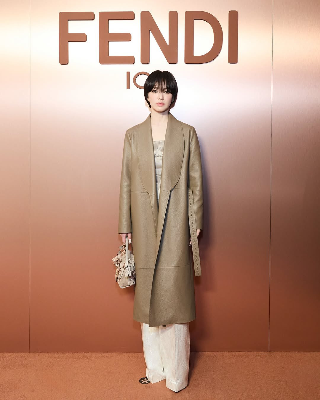 Tạo hình thời trang của nữ đại sứ người Hàn được khen ngợi về tính thẩm mỹ. Tạo hình thời trang của nữ đại sứ người Hàn được khen ngợi về tính thẩm mỹ.