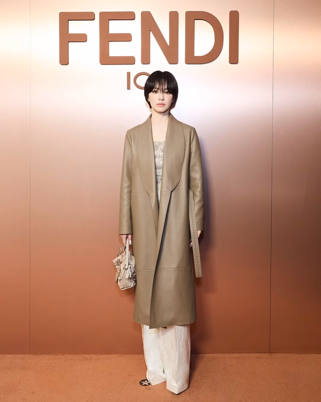 Tạo hình thời trang của nữ đại sứ người Hàn được khen ngợi về tính thẩm mỹ.