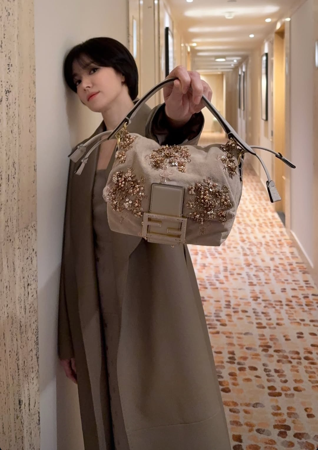 Tạo hình thời trang của nữ đại sứ người Hàn được khen ngợi về tính thẩm mỹ. Tạo hình thời trang của nữ đại sứ người Hàn được khen ngợi về tính thẩm mỹ.