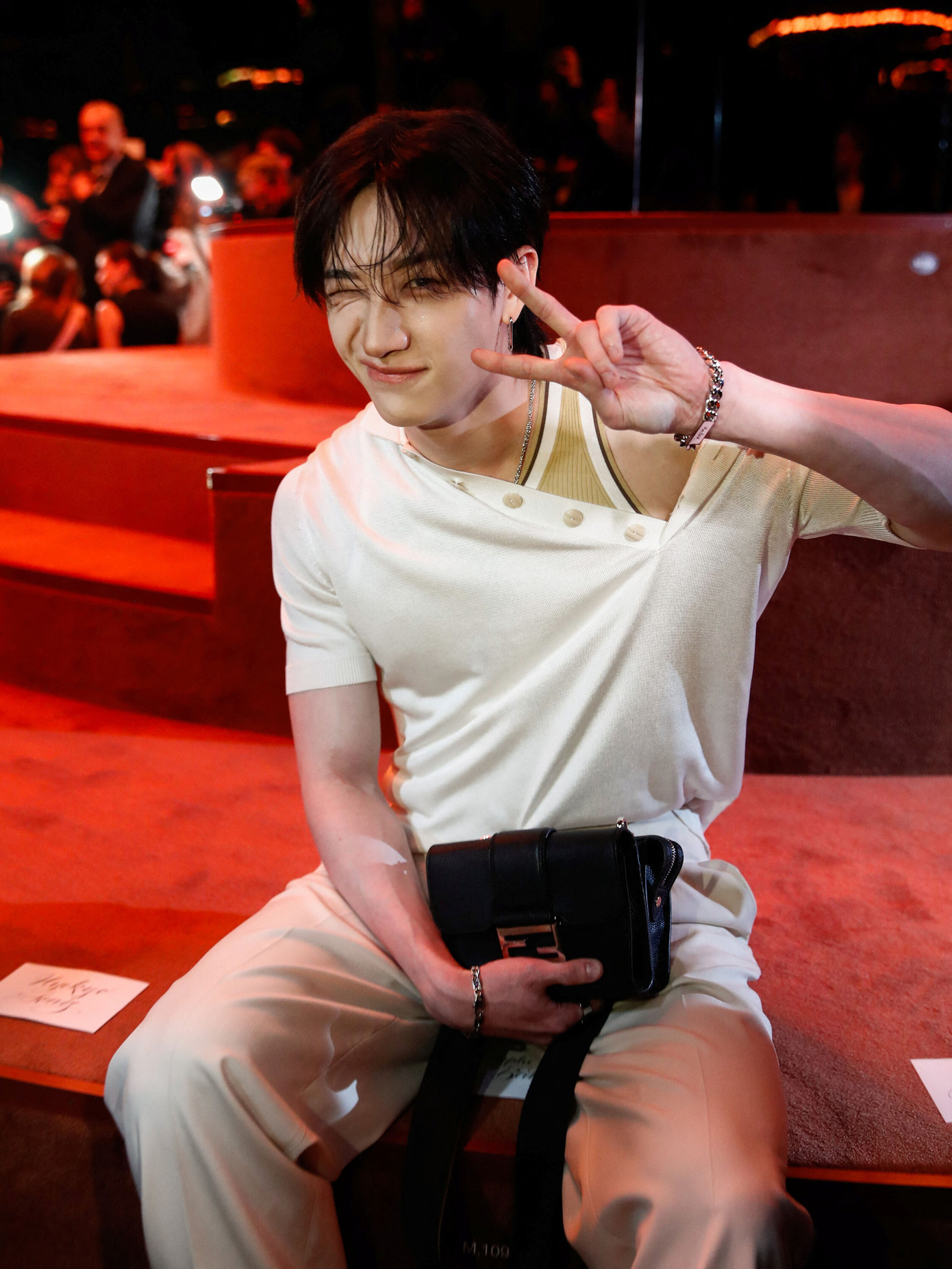 Bộ đôi "gà nhà JYP" Bang Chan Stray Kids và Mina TWICE có khoảng khắc tương tác dễ thương tại sự kiện của nhà mốt Fendi. Bộ đôi "gà nhà JYP" Bang Chan Stray Kids và Mina TWICE có khoảng khắc tương tác dễ thương tại sự kiện của nhà mốt Fendi.