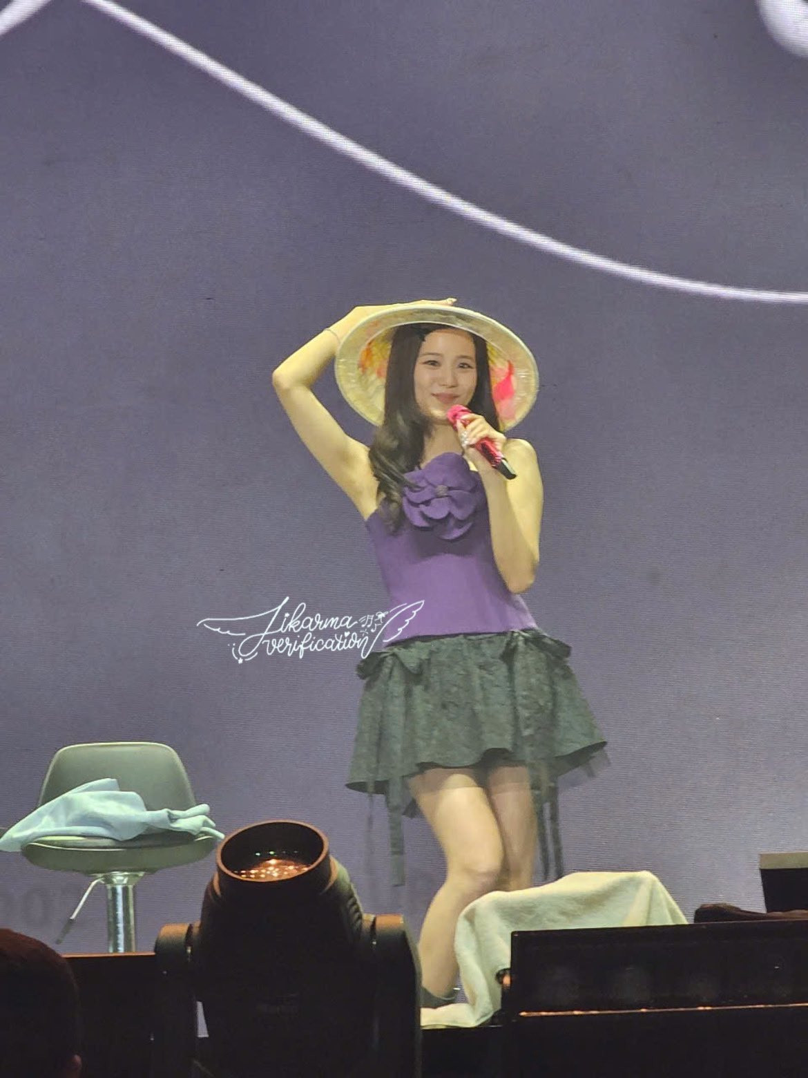 Khoảnh khắc hai mỹ nhân Hàn Quốc mặc trang phục &quot;na ná&quot; nhau của thương hiệu nội địa, đội nón lá giao lưu khiến fan Việt thích thú.