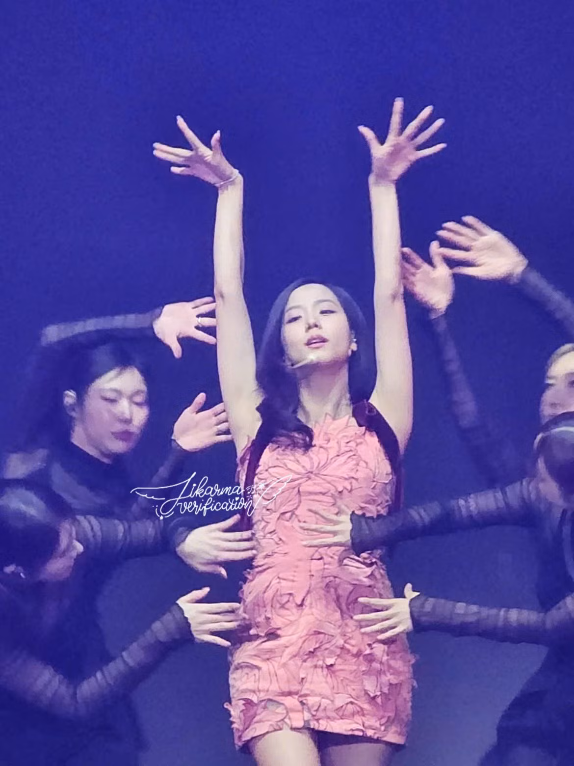 Tạo hình tiền tỷ chị cả BLACKPINK trong fan-meeting Lights, Love, Action! tại Hà Nội. Tạo hình tiền tỷ chị cả BLACKPINK trong fan-meeting Lights, Love, Action! tại Hà Nội.