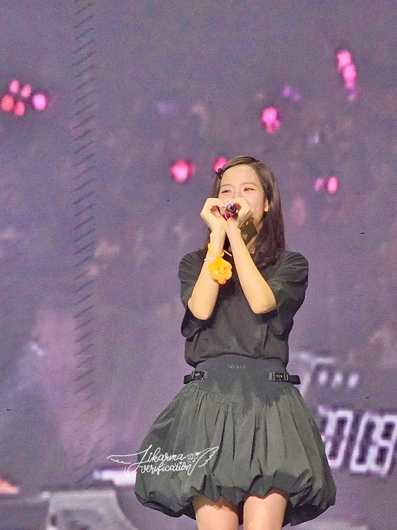 Ở các hoạt động warm-up, encore, Jisoo BLACKPINK kéo gần khoảng cách với khán giả trong những tạo hình năng động, gam màu trung tính.