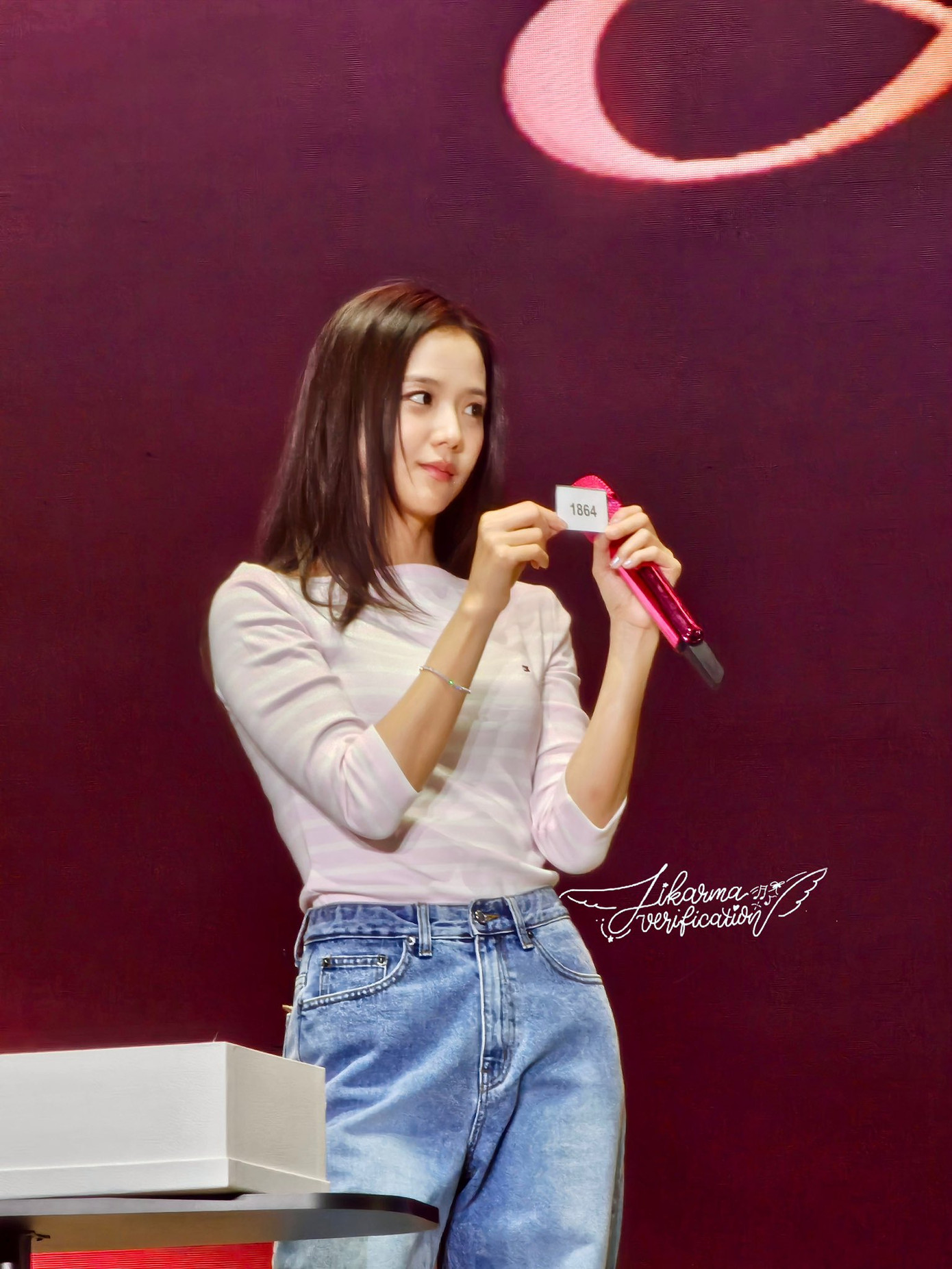 Ở các hoạt động warm-up, encore, Jisoo BLACKPINK kéo gần khoảng cách với khán giả trong những tạo hình năng động, gam màu trung tính.