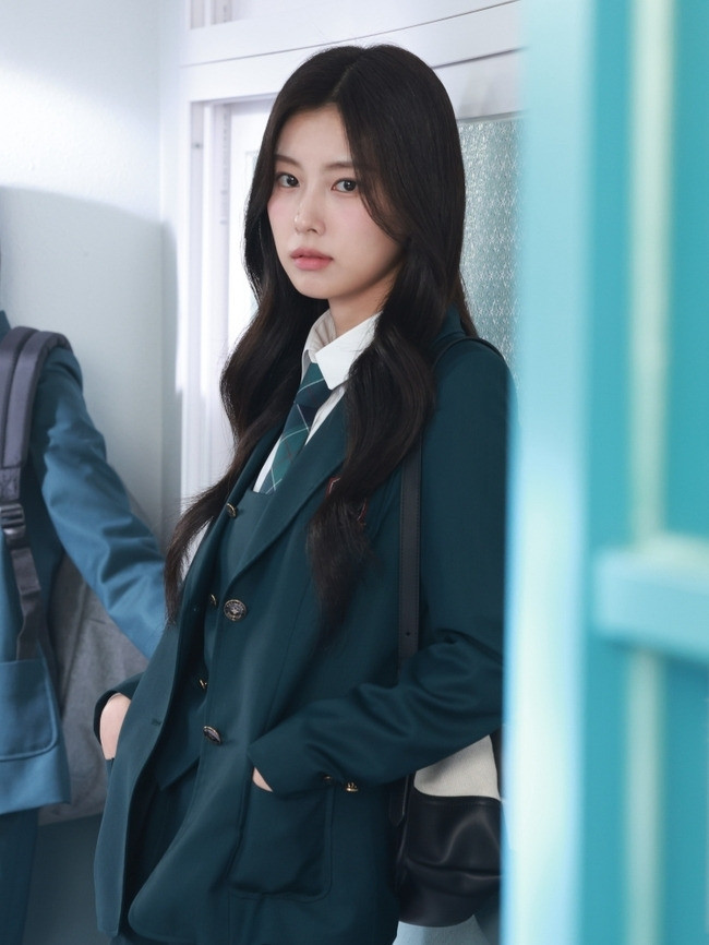 Chỉ nhìn qua trang phục học đường, khó có thể nhận ra Hyewon chỉ nặng chưa đầy 40kg.