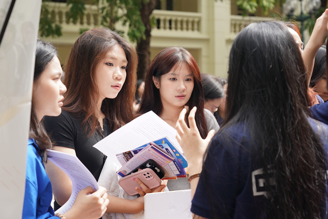 Các gian trại của khoa, viện thu hút đông đảo học sinh đến khám phá chương trình đào tạo và cơ hội nghề nghiệp. Các gian trại của khoa, viện thu hút đông đảo học sinh đến khám phá chương trình đào tạo và cơ hội nghề nghiệp.