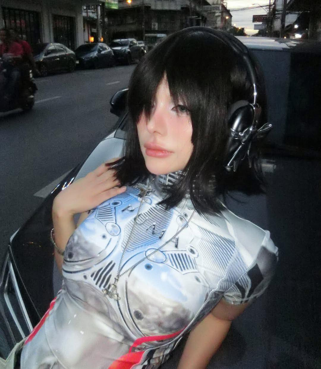 Phong cách của Lim Feng pha trộn giữa street wear, cyber punk, hơi hướng tương lai ở thập niên 90 kết hợp với yếu tố công nghệ. Phong cách của Lim Feng pha trộn giữa street wear, cyber punk, hơi hướng tương lai ở thập niên 90 kết hợp với yếu tố công nghệ.