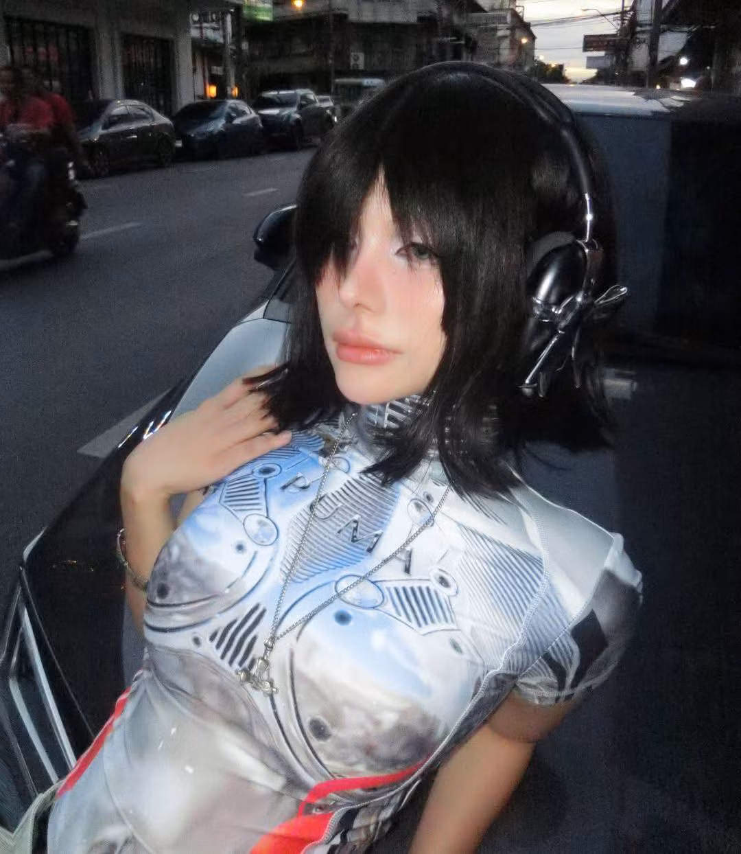 Phong cách của Lim Feng pha trộn giữa street wear, cyber punk, hơi hướng tương lai ở thập niên 90 kết hợp với yếu tố công nghệ.