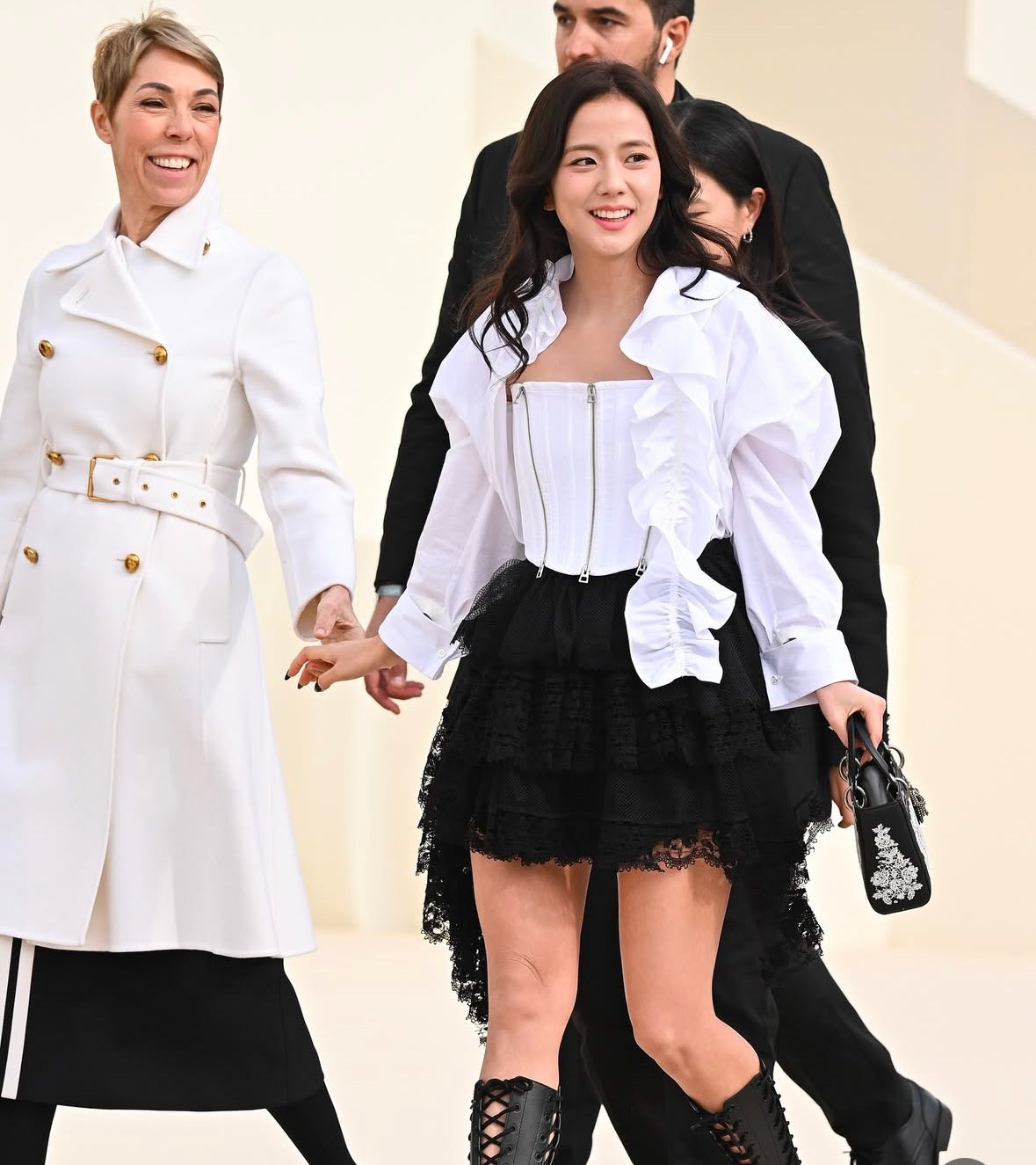 Vẻ rạng rỡ, trẻ trung của Jisoo BLACKPINK tại show diễn của nhà mốt Dior.