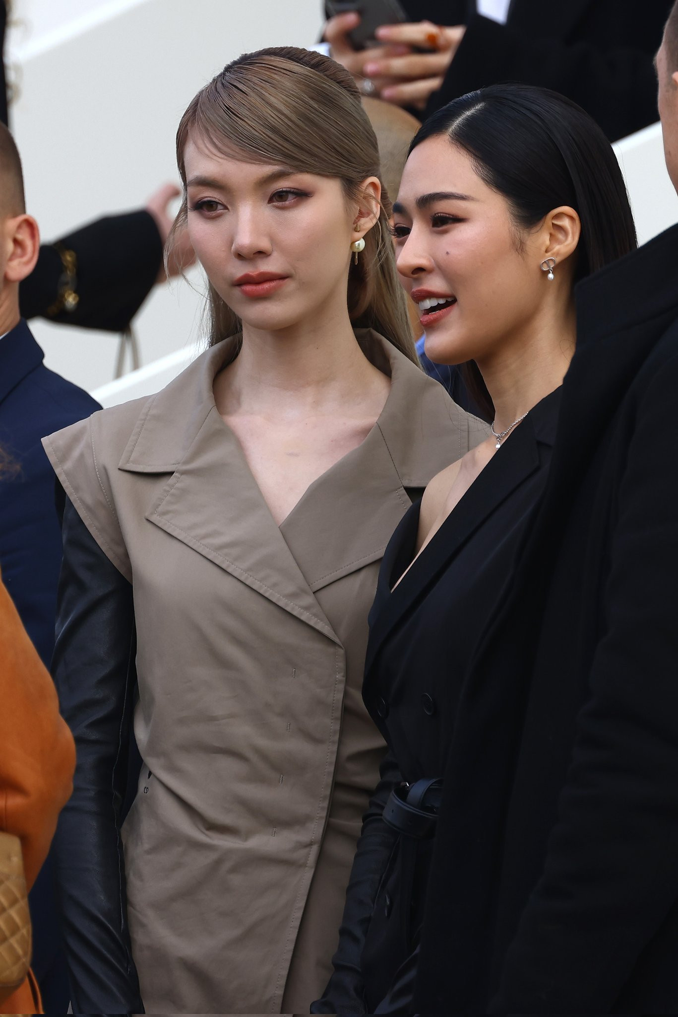 Cặp đôi đình đám của dự án phim girl love The Secret Of Us - Lingling Kwong và Orm Kornnaphat dự show Dior tại Paris với trang phục phong cách thanh lịch. Cặp đôi đình đám của dự án phim girl love The Secret Of Us - Lingling Kwong và Orm Kornnaphat dự show Dior tại Paris với trang phục phong cách thanh lịch.