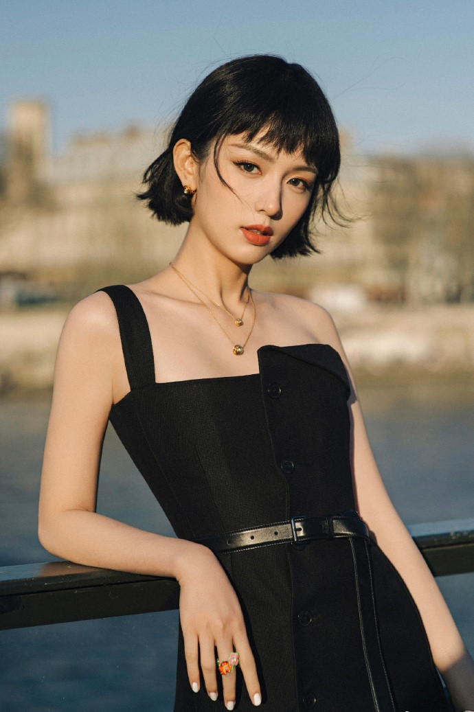 Châu Dã khoe sắc vóc mảnh mai trong thiết kế bất đối xứng của nhà mốt Pháp. Vẻ ngoài của nữ đại sứ được cho là thiếu đột phá khi lựa chọn kiểu tóc thẳng suôn dài đến sự kiện thay vì mái tóc ngắn cá tính như trong bộ ảnh trước thềm show diễn. Châu Dã khoe sắc vóc mảnh mai trong thiết kế bất đối xứng của nhà mốt Pháp. Vẻ ngoài của nữ đại sứ được cho là thiếu đột phá khi lựa chọn kiểu tóc thẳng suôn dài đến sự kiện thay vì mái tóc ngắn cá tính như trong bộ ảnh trước thềm show diễn.