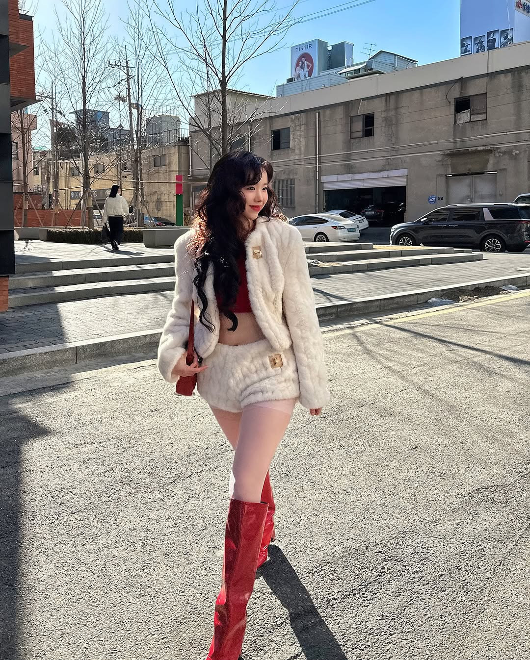 Thời trang dạo phố, du lịch của nữ vlogger Gen Z trở nên táo bạo, sành điệu hơn.