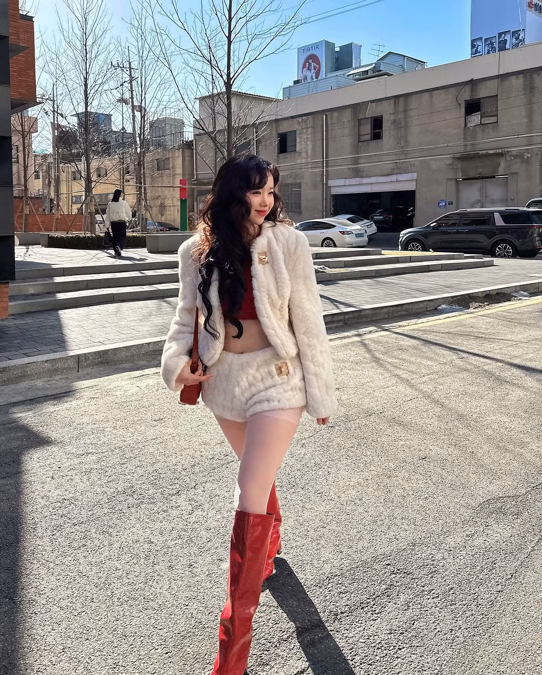 Thời trang dạo phố, du lịch của nữ vlogger Gen Z trở nên táo bạo, sành điệu hơn.