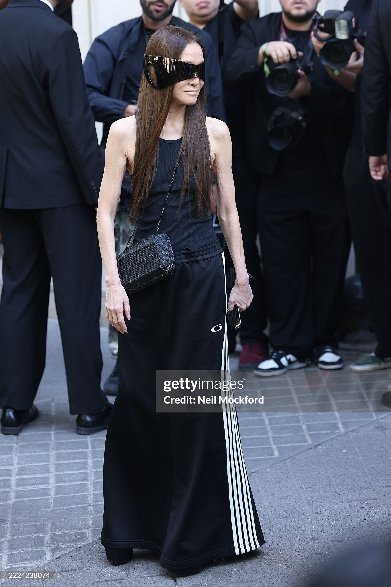 Sắc vóc săn chắc, phong độ thời trang của “phù thủy váy cưới” Vera Wang ở tuổi 76 khiến netizen bất ngờ.