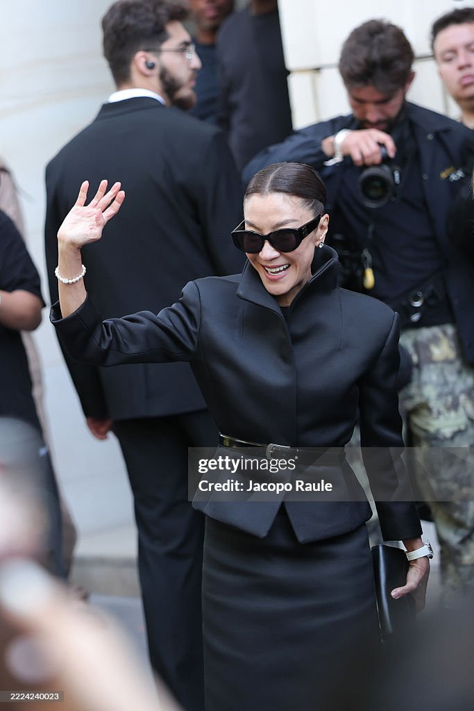 Dương Tử Quỳnh góp mặt trên hàng ghế đầu trong outfit kín đáo, thể hiện khí chất quý phái, quyền lực.