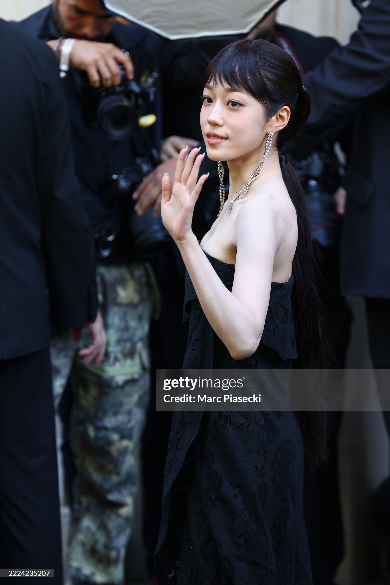 Roh Yoon Seo diện thiết kế đầm quấn, xếp lớp kết hợp cùng hoa tai dáng dài, túi xách da mini.