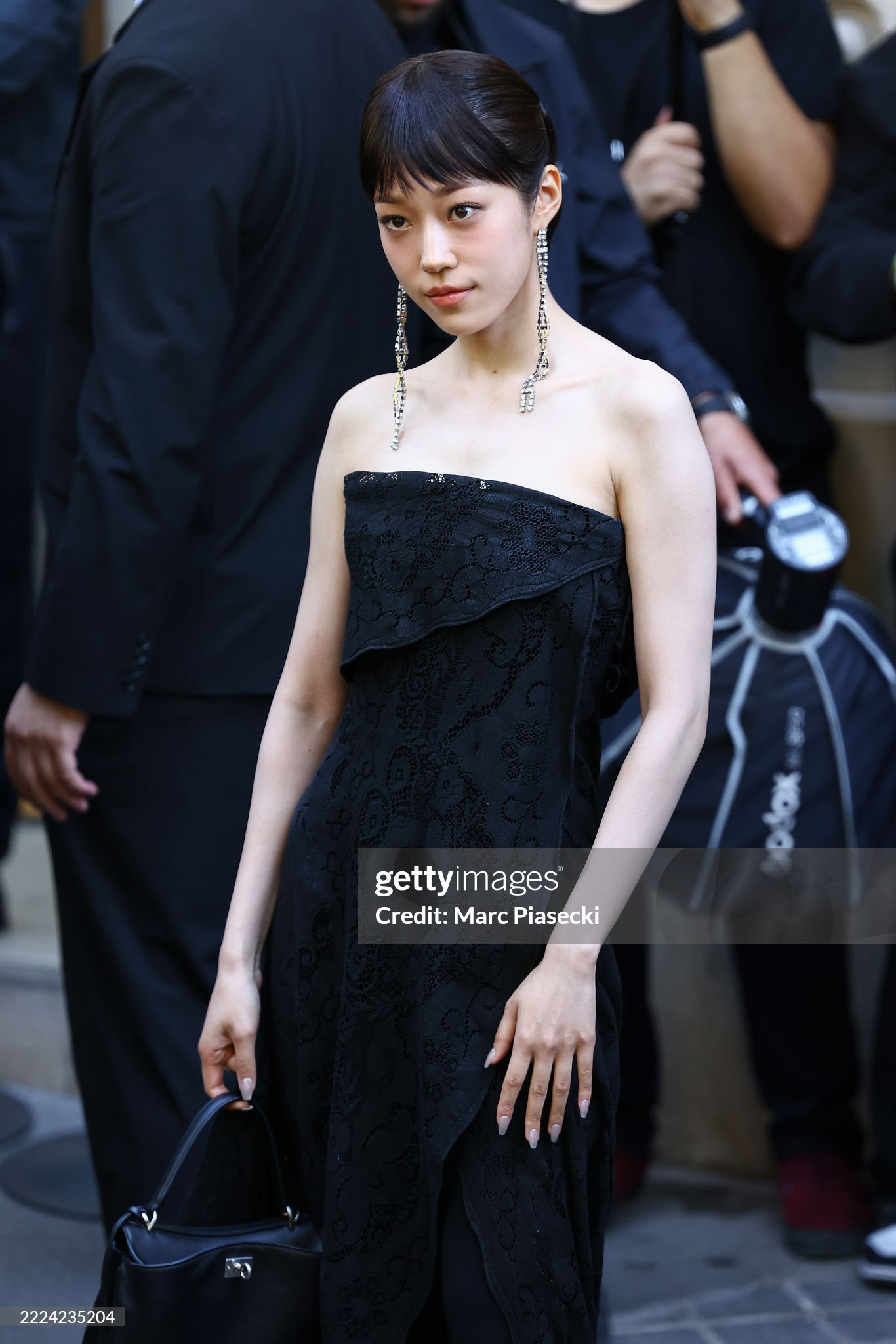 Roh Yoon Seo diện thiết kế đầm quấn, xếp lớp kết hợp cùng hoa tai dáng dài, túi xách da mini.