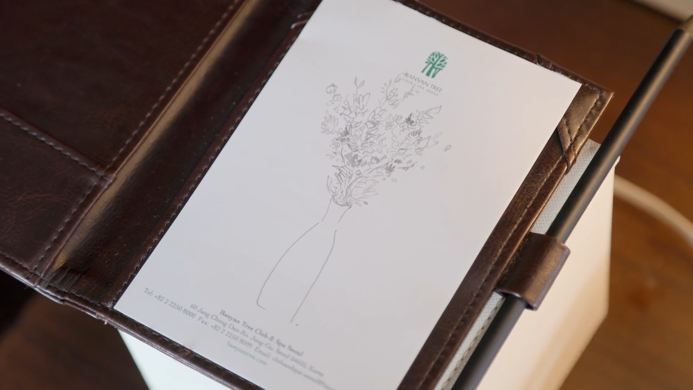 Bức vẽ Yun Seo dành cho You Jin (bên phải) và vẽ chân dung Min Seol (bên trái). Bức vẽ Yun Seo dành cho You Jin (bên phải) và vẽ chân dung Min Seol (bên trái).