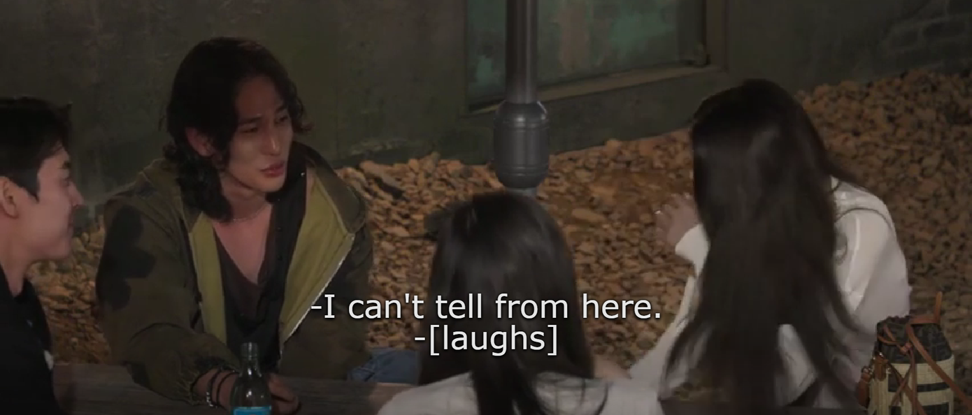 You Jin chơi xích đu một mình sau khi sử dụng đồ uống có cồn. Jun Seo ngồi gần đó có thái độ cười cợt, trêu đùa về cô. You Jin chơi xích đu một mình sau khi sử dụng đồ uống có cồn. Jun Seo ngồi gần đó có thái độ cười cợt, trêu đùa về cô.