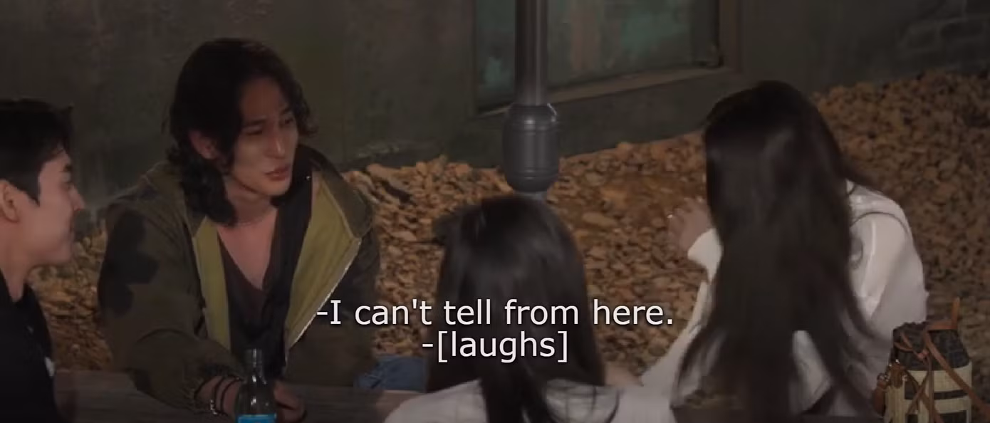 You Jin chơi xích đu một mình sau khi sử dụng đồ uống có cồn. Jun Seo ngồi gần đó có thái độ cười cợt, trêu đùa về cô.