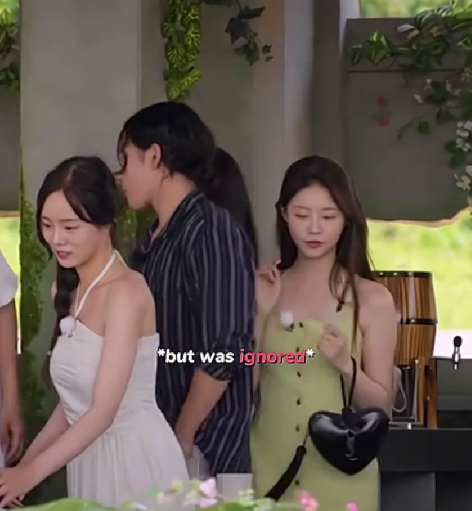 Ở hai tập phát sóng mới nhất, Jun Seo hoàn toàn ngó lơ You Jin, ngay cả khi cô chủ động chào hỏi anh. Ở hai tập phát sóng mới nhất, Jun Seo hoàn toàn ngó lơ You Jin, ngay cả khi cô chủ động chào hỏi anh.