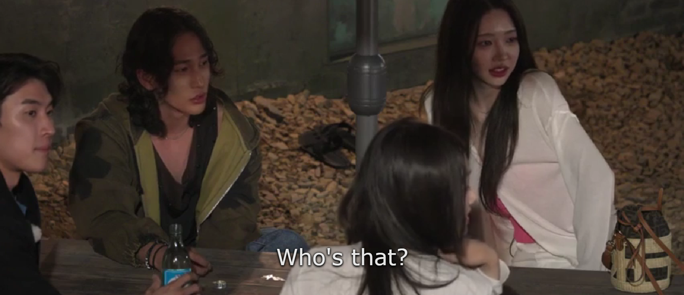 You Jin chơi xích đu một mình sau khi sử dụng đồ uống có cồn. Jun Seo ngồi gần đó có thái độ cười cợt, trêu đùa về cô. You Jin chơi xích đu một mình sau khi sử dụng đồ uống có cồn. Jun Seo ngồi gần đó có thái độ cười cợt, trêu đùa về cô.