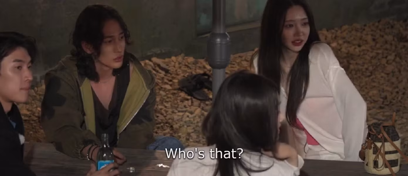 You Jin chơi xích đu một mình sau khi sử dụng đồ uống có cồn. Jun Seo ngồi gần đó có thái độ cười cợt, trêu đùa về cô.