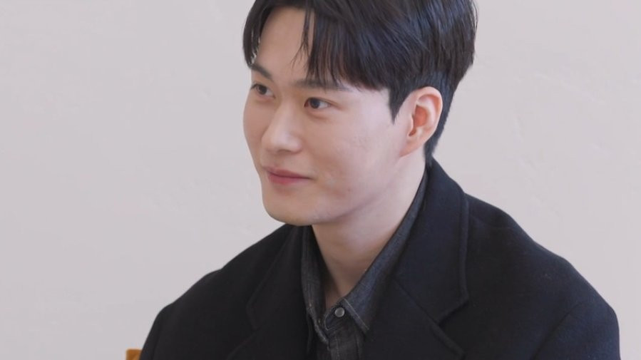 Nam pháp sư Ho Am được lòng khán giả nhờ ngoại hình điển trai, thư sinh cùng lối hành xử nhẹ nhàng, tinh tế. Nam pháp sư Ho Am được lòng khán giả nhờ ngoại hình điển trai, thư sinh cùng lối hành xử nhẹ nhàng, tinh tế.