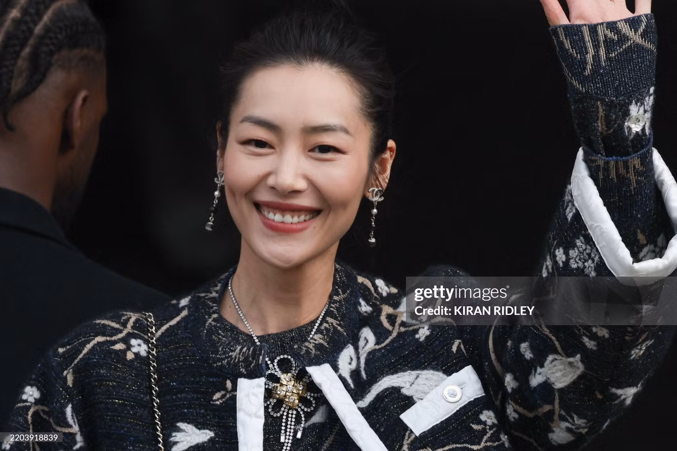 Siêu mẫu Lưu Văn khoe nhan sắc mặn mà, rạng rỡ dự show Chanel. Siêu mẫu Lưu Văn khoe nhan sắc mặn mà, rạng rỡ dự show Chanel.