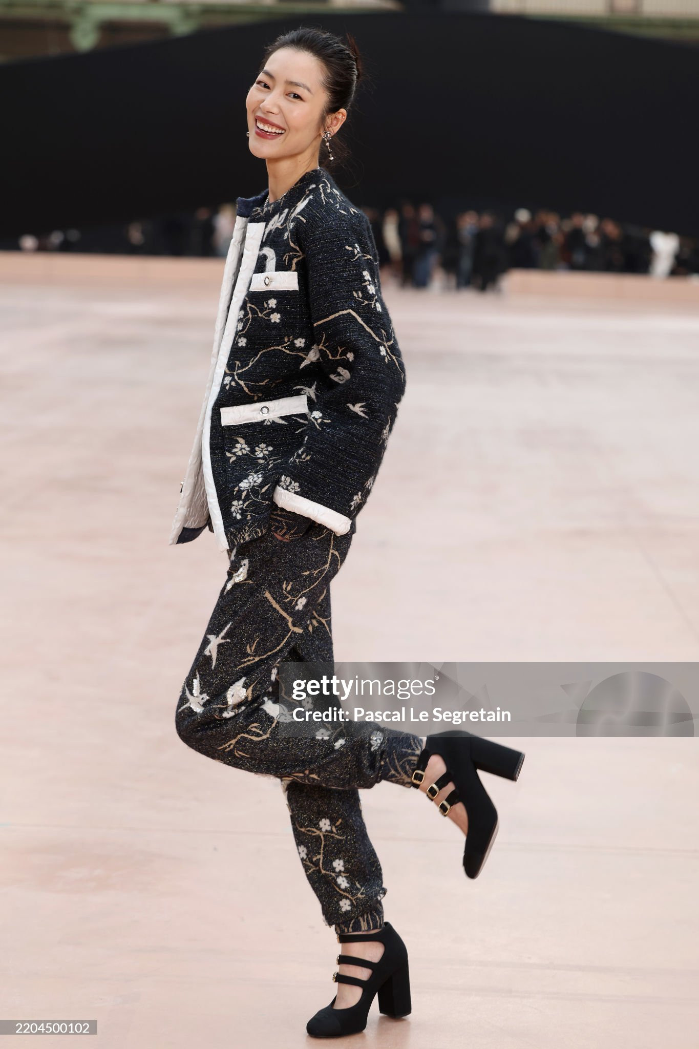 Siêu mẫu Lưu Văn khoe nhan sắc mặn mà, rạng rỡ dự show Chanel.