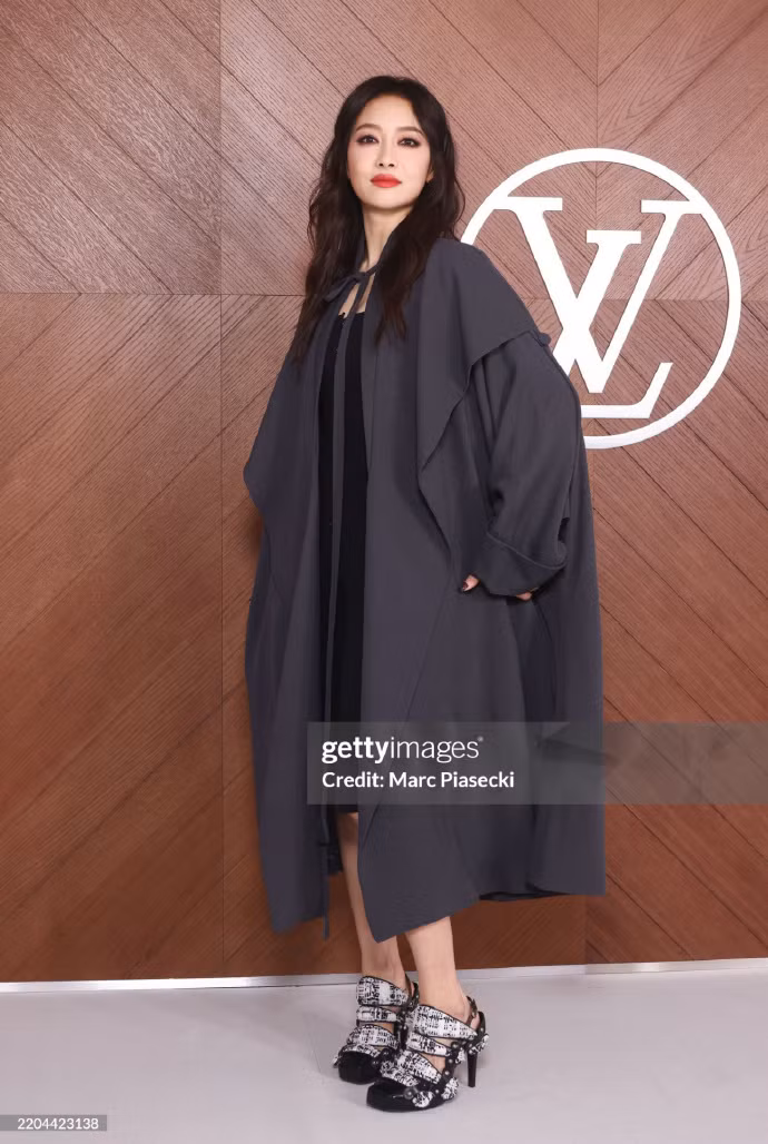 Tống Thiến xuất hiện ấn tượng với kiểu trang điểm mắt khói, lăng xê thiết kế đến từ BST Xuân Hè 2025, trang sức Color Blossom.