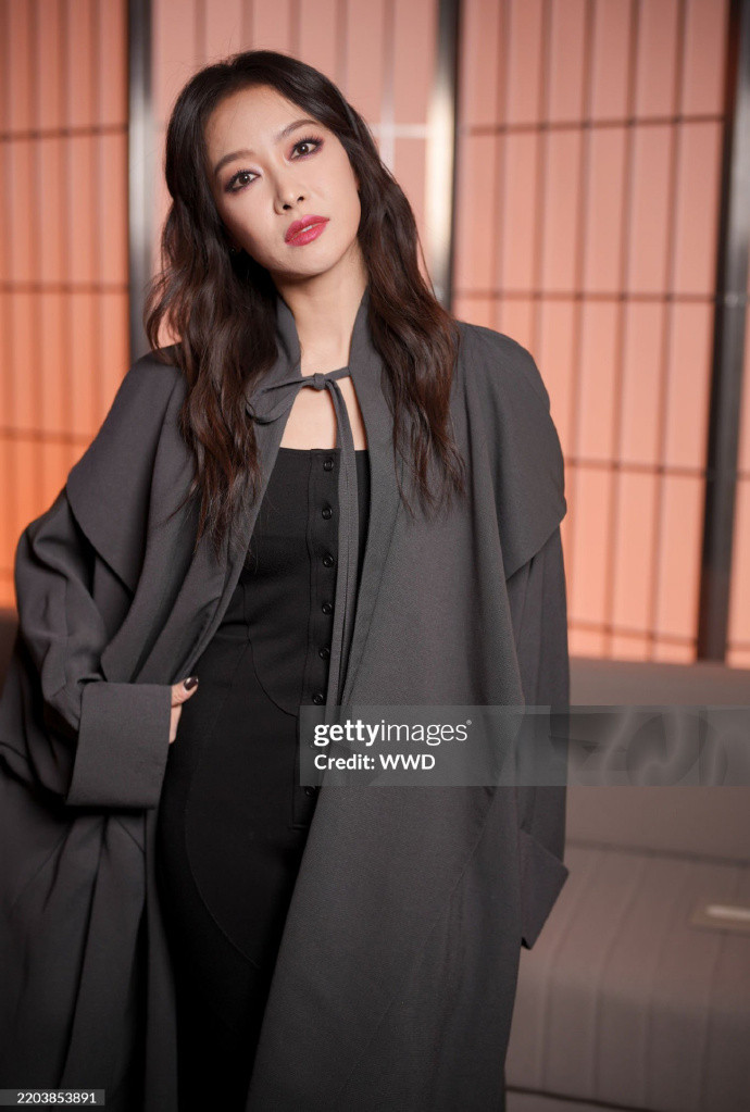 Tống Thiến xuất hiện ấn tượng với kiểu trang điểm mắt khói, lăng xê thiết kế đến từ BST Xuân Hè 2025, trang sức Color Blossom. Tống Thiến xuất hiện ấn tượng với kiểu trang điểm mắt khói, lăng xê thiết kế đến từ BST Xuân Hè 2025, trang sức Color Blossom.