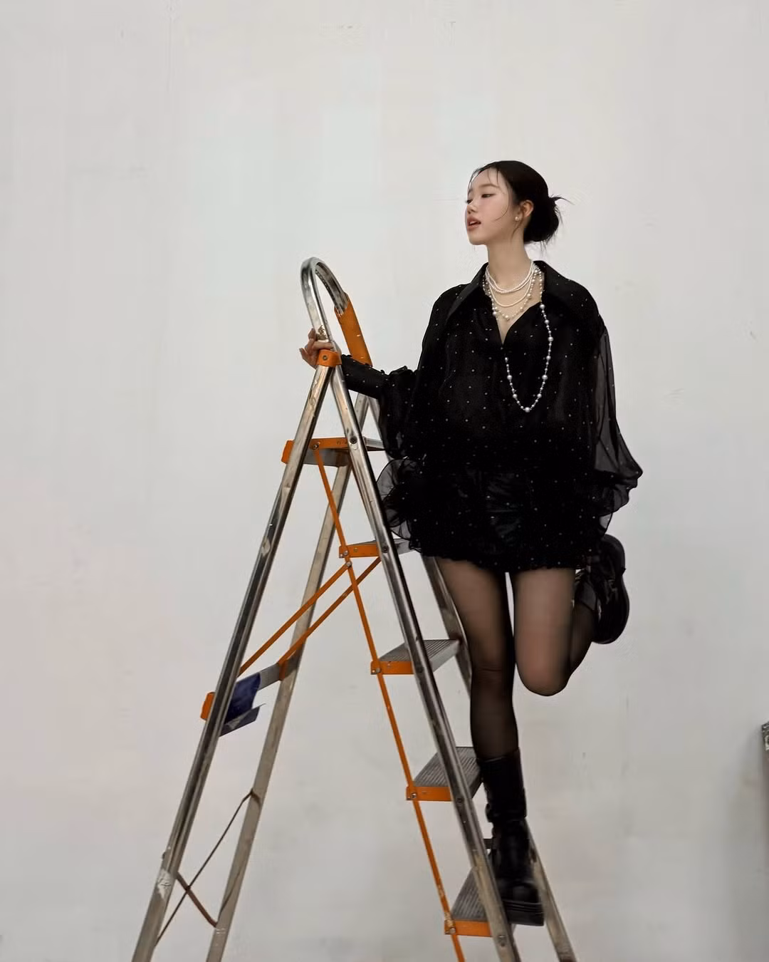 Thời trang dạo phố, du lịch của nữ vlogger Gen Z trở nên táo bạo, sành điệu hơn.