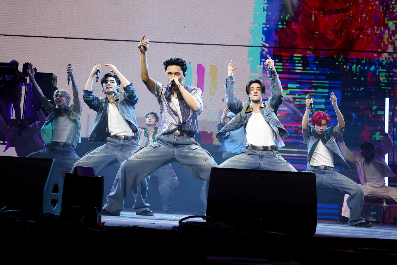 ENHYPEN đồng hành cùng nhà mốt Prada do nhóm là đại sứ thương hiệu từ năm 2023 trong hai buổi diễn tại Coachella 2025.