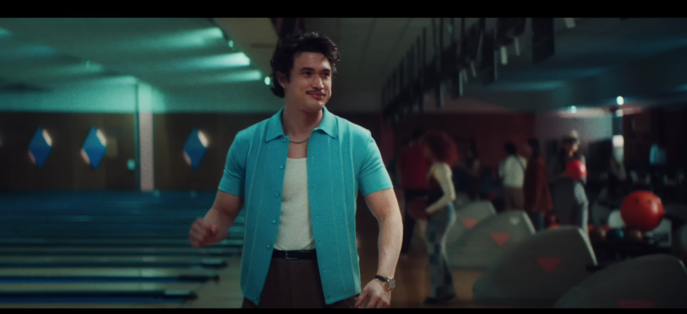 Lấy bối cảnh ở khu chơi bowling, Jennie BLACKPINK và Charles Melton đẹp đôi trong trang phục phối màu hồng - xanh, cùng diện với quần âu đen.