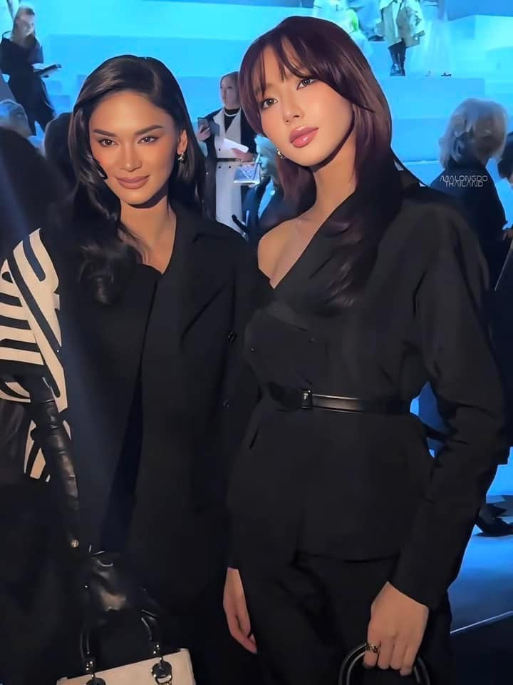 Miss Grand International 2021 đọ sắc cùng Miss Universe 2015 Pia Wurtzbach, Mingyu SEVENTEEN, tương tác với bộ đôi Ling Orm tại sự kiện. Miss Grand International 2021 đọ sắc cùng Miss Universe 2015 Pia Wurtzbach, Mingyu SEVENTEEN, tương tác với bộ đôi Ling Orm tại sự kiện.